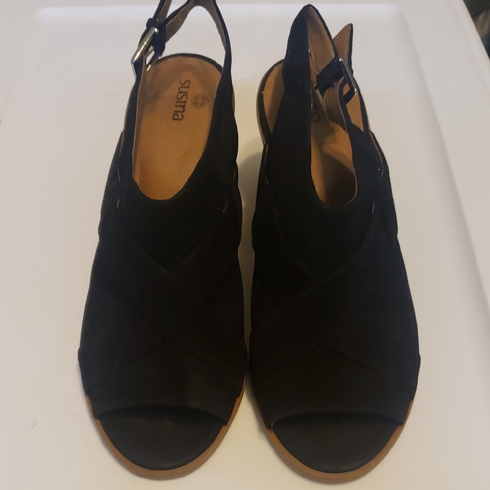 SH199 Susina Black Crisscross Sandals Size 8
